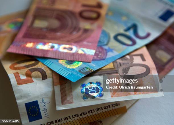 Symbol photo n the topics euro, EZB, ECB, European Central Bank, security, counterfeit protection, etc. The picture shows euro banknotes 20, 10...