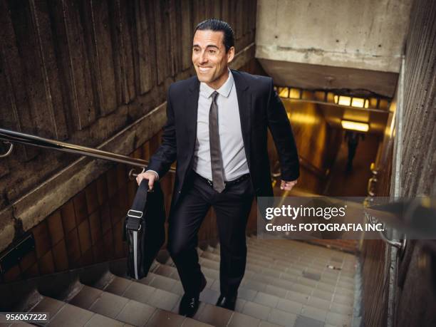 geschäftsmann zum mitnehmen - fotolächeln stock-fotos und bilder