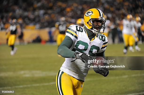 Wide receiver James Jones of the Green Bay Packers scores a touchdown on a 24-yard pass play during a game against the Pittsburgh Steelers at Heinz...