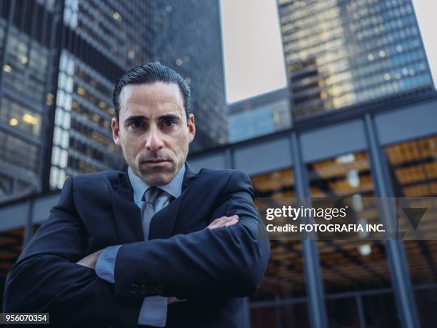 homme d'affaires sur le pouce - bay street photos et images de collection