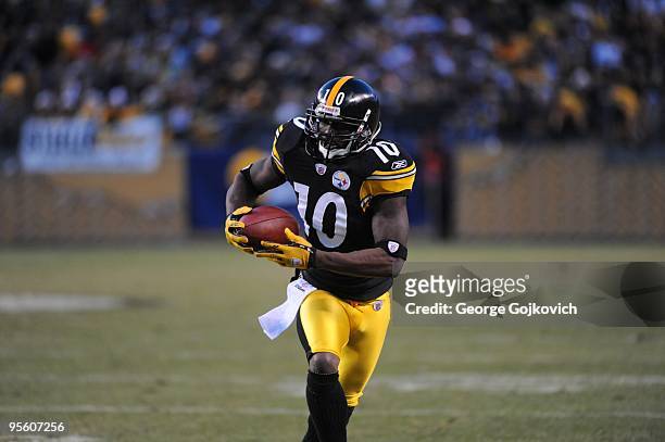 Wide receiver Santonio Holmes of the Pittsburgh Steelers runs with the football after catching a pass against the Green Bay Packers during a game at...