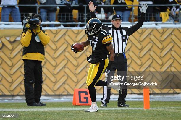 Wide receiver Mike Wallace of the Pittsburgh Steelers scores a touchdown on a 60-yard pass play during a game against the Green Bay Packers at Heinz...