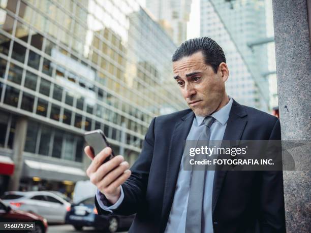 homme d'affaires sur le pouce - bay street photos et images de collection