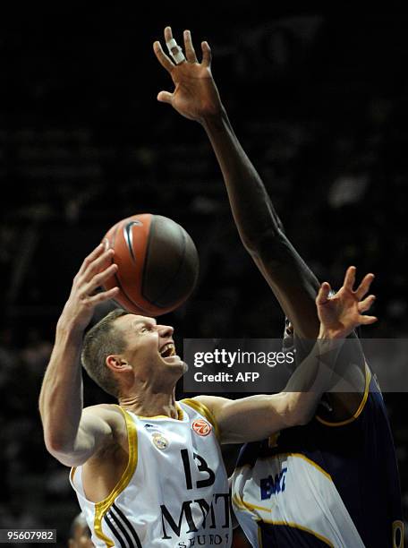 Real Madrid's Rimantas Kaukenas tries to score past Oldenburg's Ewe Ruben Bountje during their Group D Euroleague basketball match at the Vistalegre...