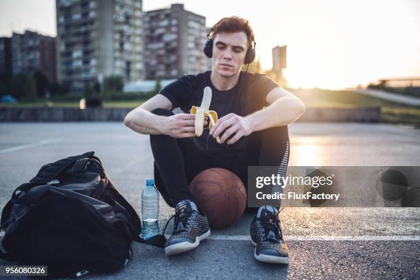 gesunde ernährung nach einem basketball-spiel - food court stock-fotos und bilder