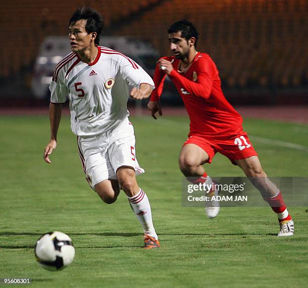 Bahrain's Mahmud Abdul Rahman competes with Lee Wai Lun of Hong Kong during their Asian Cup Group A qualifier in Manama on January 6, 2010. Ismail...