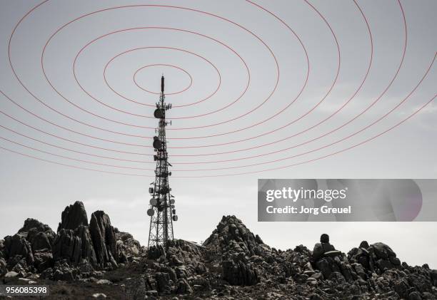 antenna emitting waves - funkwelle stock-fotos und bilder