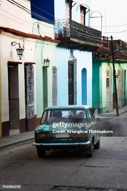 old classic car at trinidad town, cuba. - sancti spiritus stock-fotos und bilder
