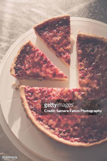 raspberry flan tart from above - samere fahim fotografías e imágenes de stock