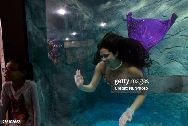 Mermaids swim in the aquarium of São Paulo and enchant children and adults this Tuesday in São Paulo.