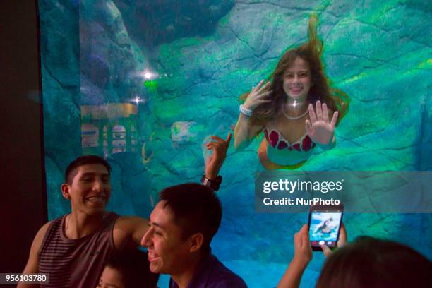 Mermaids swim in the aquarium of São Paulo and enchant children and adults this Tuesday in São Paulo.