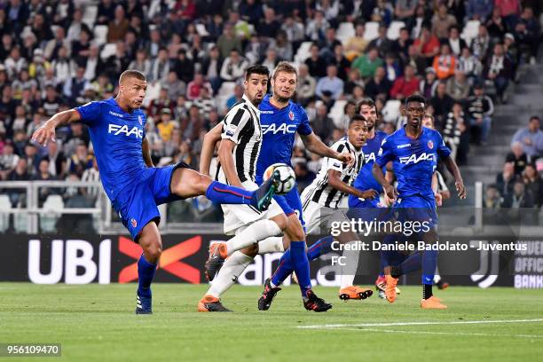 Sebastian De Maio of Bologna 1-1 auto gol during the serie A match between Juventus and Bologna FC at Allianz Stadium on May 5, 2018 in Turin, Italy.