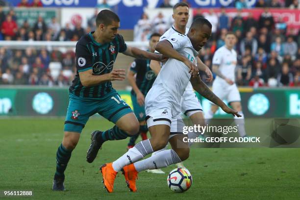 Southampton's Spanish midfielder Oriol Romeu vies with Swansea City's Ghanaian striker Jordan Ayew during the English Premier League football match...