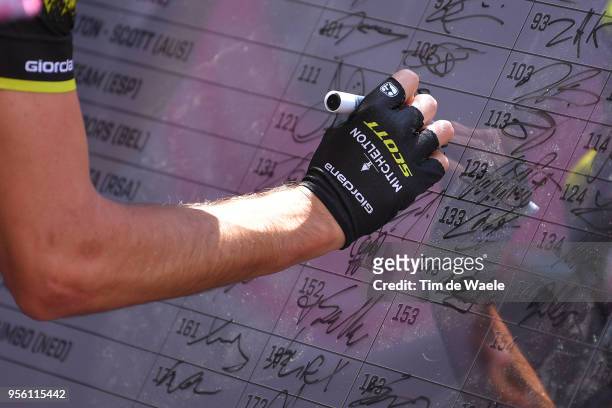 Illustration / Sam Bewley of New Zealand and Team Mitchelton-Scott / Signing / during the 101th Tour of Italy 2018, Stage 4 a 198km stage from...