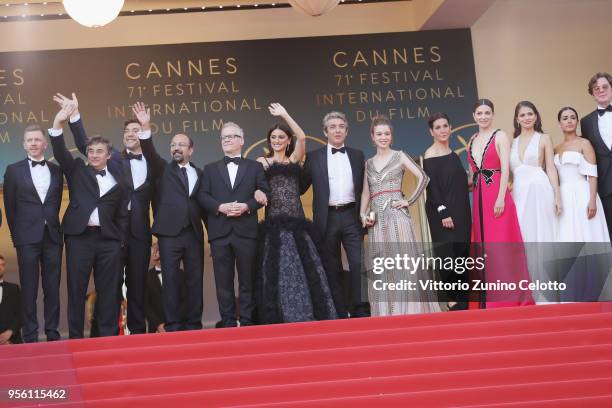 Producer Alexandre Mallet-Guy, actors Eduard Fernandez, Javier Bardem, director Asghar Farhadi, Cannes Film Festival Director Thierry Fremaux,...