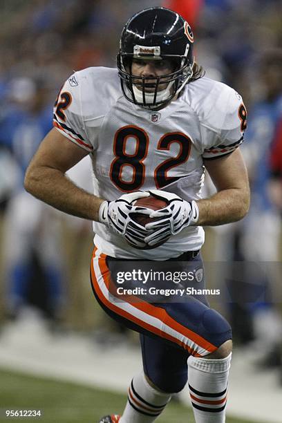 Greg Olsen of the Chicago Bears runs with the ball during the game against the Detroit Lions on January 3, 2010 at Ford Field in Detroit, Michigan.