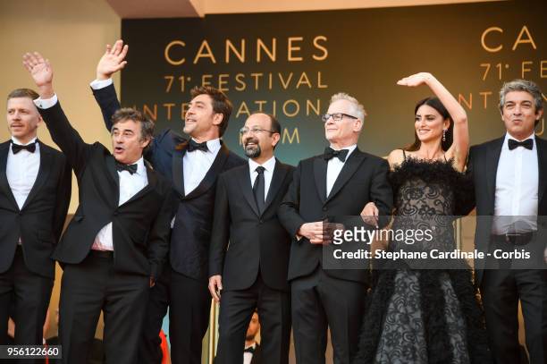 Alexandre Mallet-Guy, Eduard Fernandez, Javier Bardem, Asghar Farhadi, Penelope Cruz, wearing jewels by Atelier Swarovski Fine Jewelry, and Ricardo...