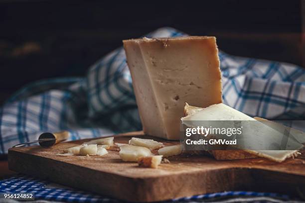 variación española aperitivo de queso de buena calidad - queso de cabra fotografías e imágenes de stock