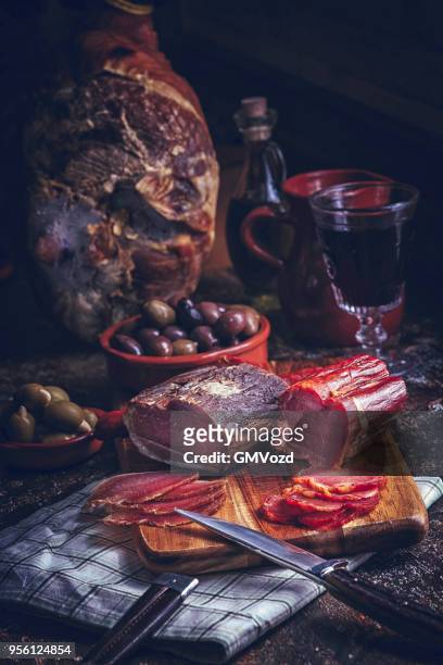 variatie van spaanse salami, worst, ham en kaas van goede kwaliteit - iberische stijl stockfoto's en -beelden