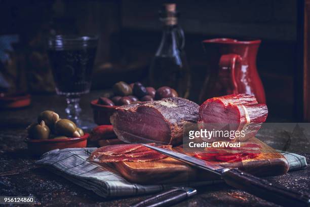 variatie van spaanse salami, worst, ham en kaas van goede kwaliteit - iberische stijl stockfoto's en -beelden
