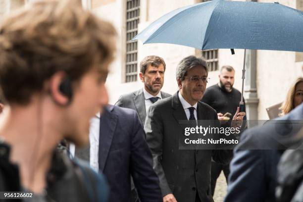 Prime Minister Paolo Gentiloni returning on foot to Palazzo Chigi after visiting Piazza Montecitorio the new Roman editorial office of Sky Tg24 on...