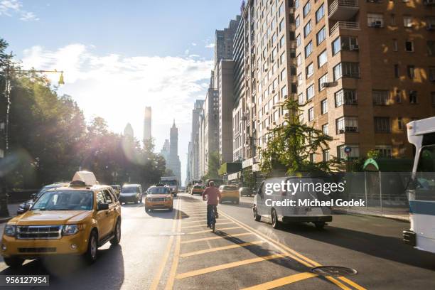 traffic along edge of central park in early morning - central park manhattan stockfoto's en -beelden
