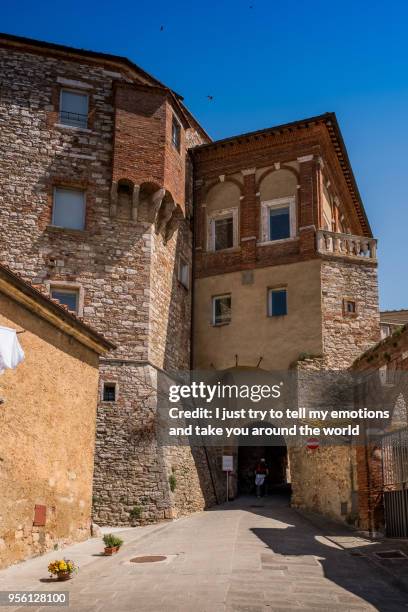 serre di rapolano, tuscany, italy - the ancient village, main entrance saint lawrence door - serre la main stock-fotos und bilder