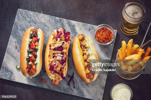 vers gegrilde hotdogs - hotdog stockfoto's en -beelden