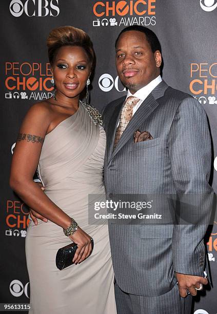 Singer Mary J. Blige and Kendu Isaacs arrive at the People's Choice Awards 2010 held at Nokia Theatre L.A. Live on January 6, 2010 in Los Angeles,...