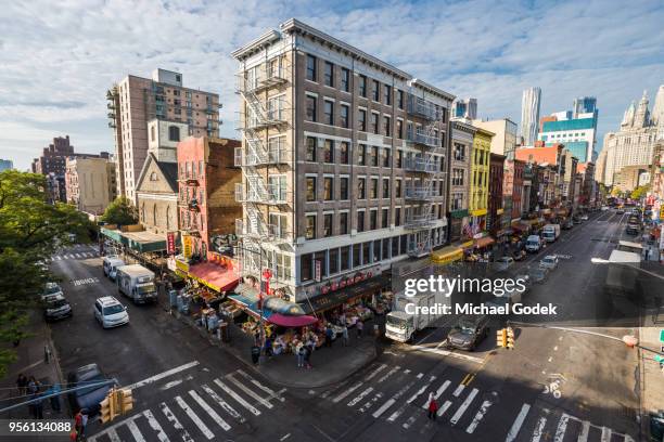 view of busy chinatown intersection from manhattan bridge - lower east side stockfoto's en -beelden