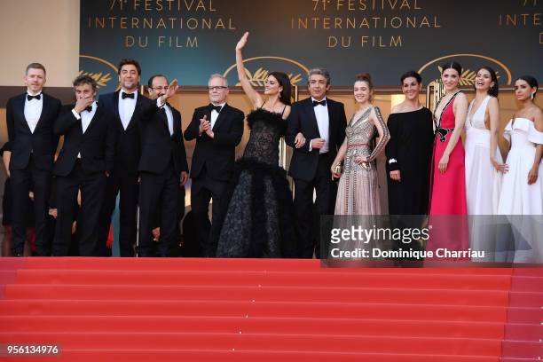 Producer Alexandre Mallet-Guy, actors Eduard Fernandez, Javier Bardem, director Asghar Farhadi, Cannes Film Festival Director Thierry Fremaux,...