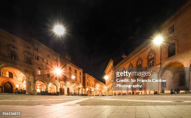 nightlife on santo stefano square illuminated at night in bologna, emilia-romagna, italy - marktplatz italien stock-fotos und bilder