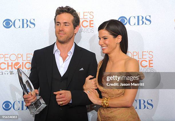 Actor Ryan Reynolds and actress Sandra Bullock pose with the Favorite Comedy Movie award for 'The Proposal' in the press room during the People's...