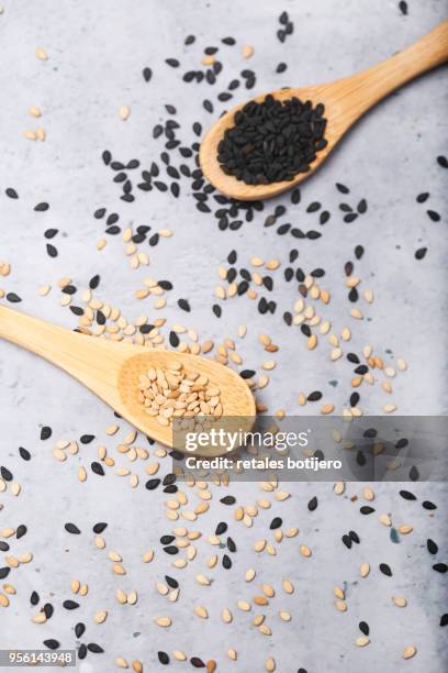 sesame and black sesame - schwarzer sesamsamen stock-fotos und bilder