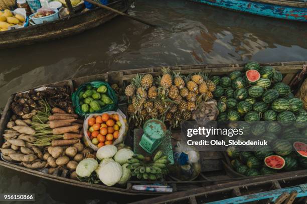 barco con frutas en el delta del mekong - mekong fotografías e imágenes de stock