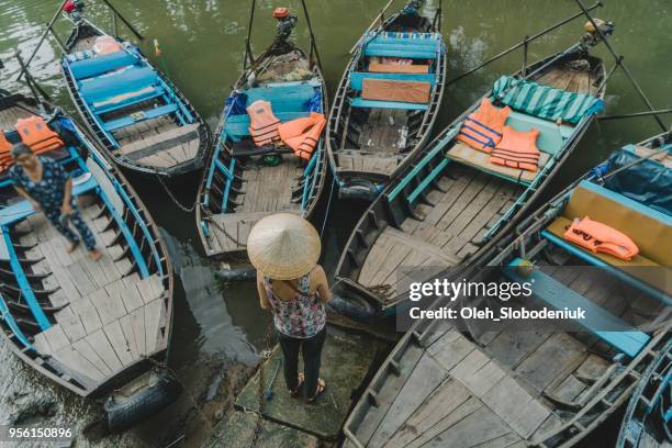 メコン ・ デルタのボートの近くに立って女性 - hot women on boats ストックフォトと画像