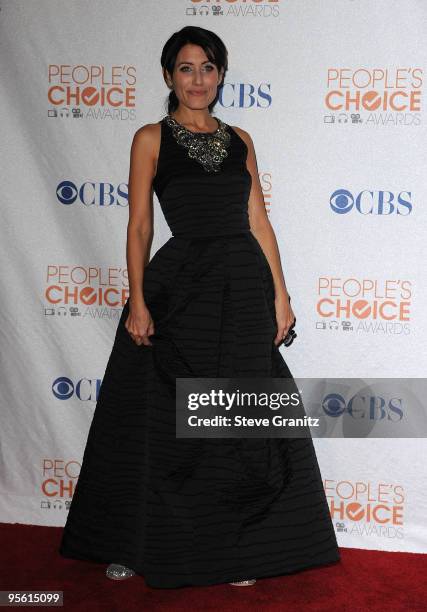 Actress Lisa Edelstein poses in the press room at the People's Choice Awards 2010 held at Nokia Theatre L.A. Live on January 6, 2010 in Los Angeles,...