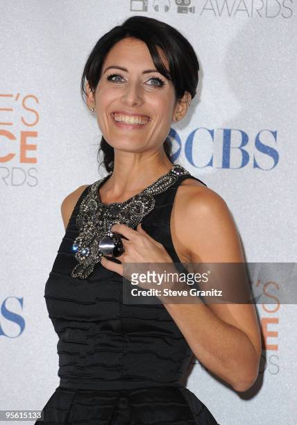 Actress Lisa Edelstein poses in the press room at the People's Choice Awards 2010 held at Nokia Theatre L.A. Live on January 6, 2010 in Los Angeles,...