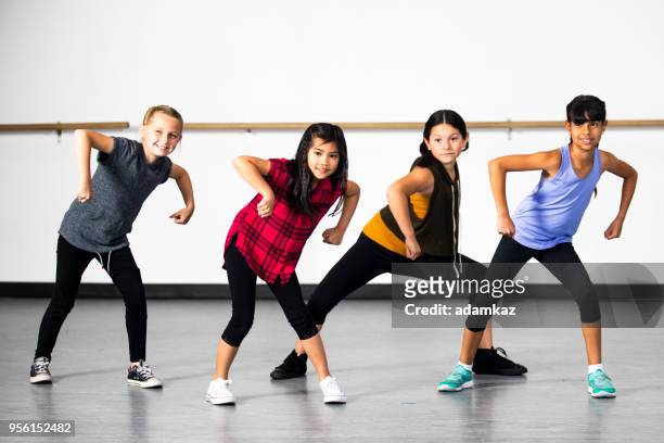 hip-hop-tanz-gruppe von verschiedenen mädchen - kids modern school life stock-fotos und bilder