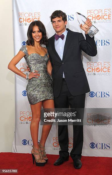 Actor Ashton Kutcher and actress Jessica Alba pose Kutcher's Favorite Web Celeb award in the press room during the People's Choice Awards 2010 held...