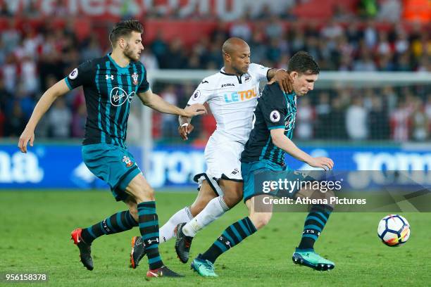 Andre Ayew of Swansea City breaks through the middle of Jeremy Pied and Pierre-Emile Hojbjerg of Southampton during the Premier League match between...