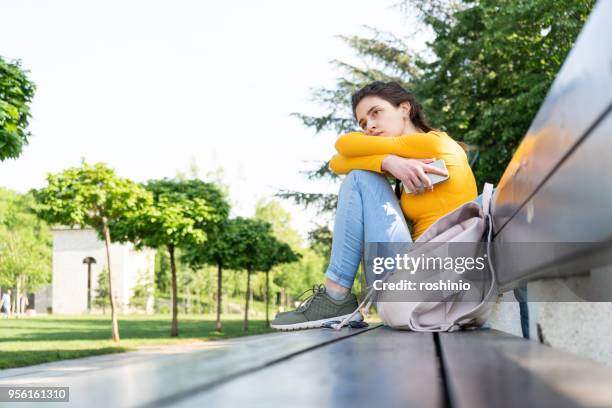 triest tiener - werkloos stockfoto's en -beelden