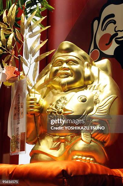 Tanaka Kikinzoku Jewelry displays a pure gold made statue of "Ebisu", 40cm tall and weighing 15kg, one of seven popular gods looked upon for good...