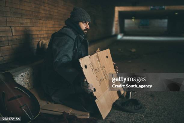 obdachlosen schriftsatz - sad busker stock-fotos und bilder