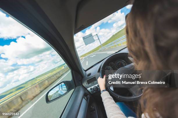 woman driving her car - fahrzeug mit hybrid antrieb stock-fotos und bilder