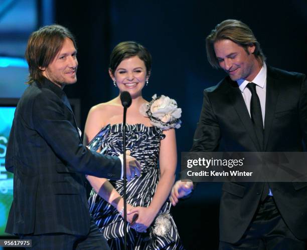 Presenters Ginnifer Goodwin and Josh Holloway present singer Keith Urban the award for Favorite Male Artist onstage during the People's Choice Awards...