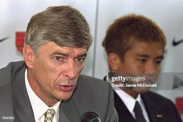 Arsenal manager Arsene Wenger shows off his new signing Japenese star Junichi Inamoto during a press conference held in Colney, England. \ Mandatory...