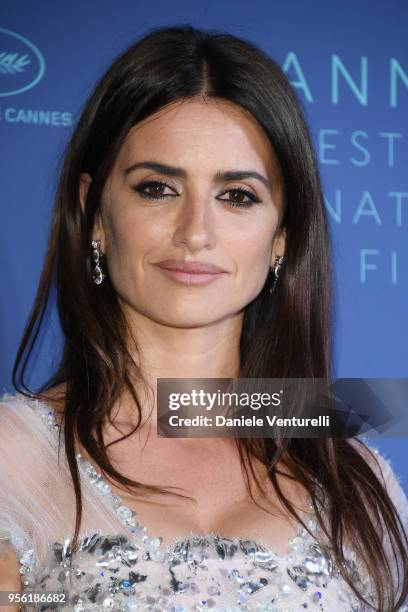 Penelope Cruz, wearing jewels by Atelier Swarovski Fine Jewelry, arrives at the Gala dinner during the 71st annual Cannes Film Festival at Palais des...