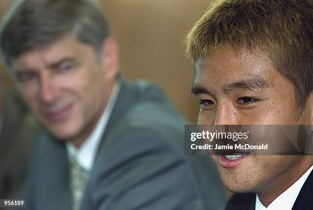 Arsenal manager Arsene Wenger shows off his new signing Japenese star Junichi Inamoto during a press conference held in Colney, England. \ Mandatory...
