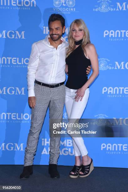 Eugenio Derbez and Anna Faris pose during a press conference to promote the film Hombre al Agua at St. Regis Hotel on May 07, 2018 in Mexico City,...